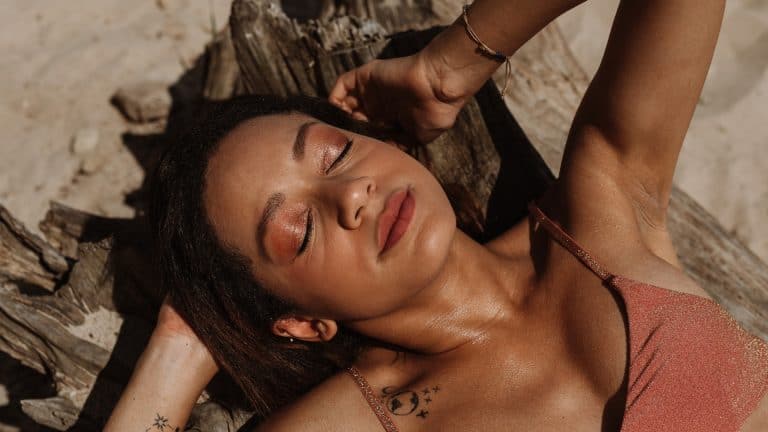 Ontspannen dame op het strand